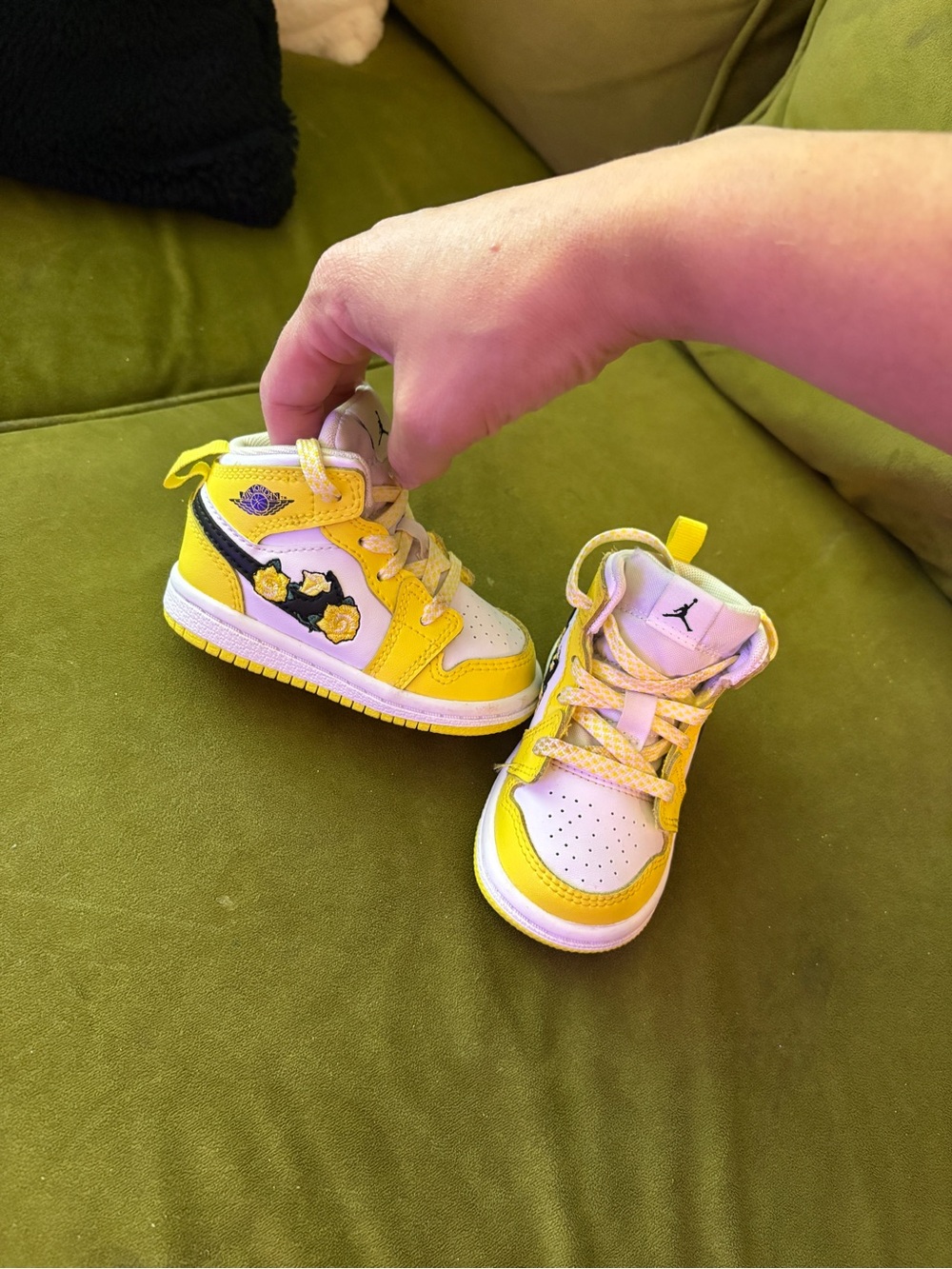 Jordan Kids Yellow & White High-Top Sneakers with Flower Detail